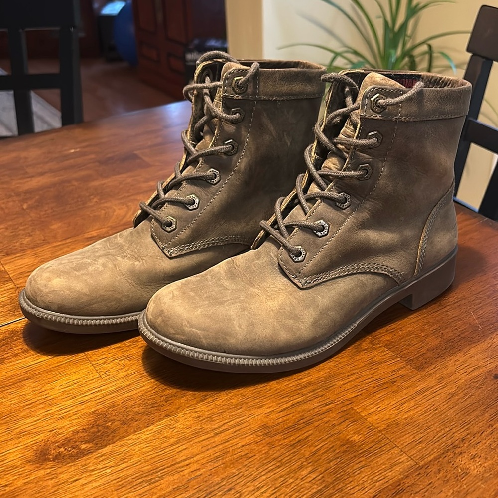 Kodiak Original All Season Waterproof Ankle Boot for Women size 8.5. Like new.